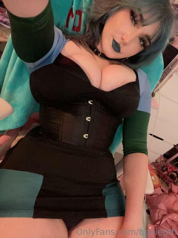 Take a peak up Gwen's skirt