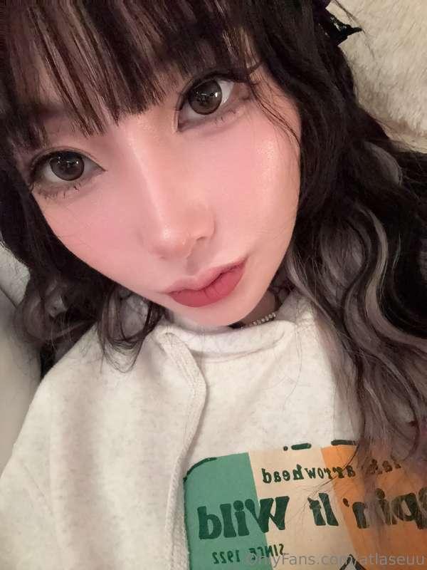 stares at you with my big eyes 👁️👁️