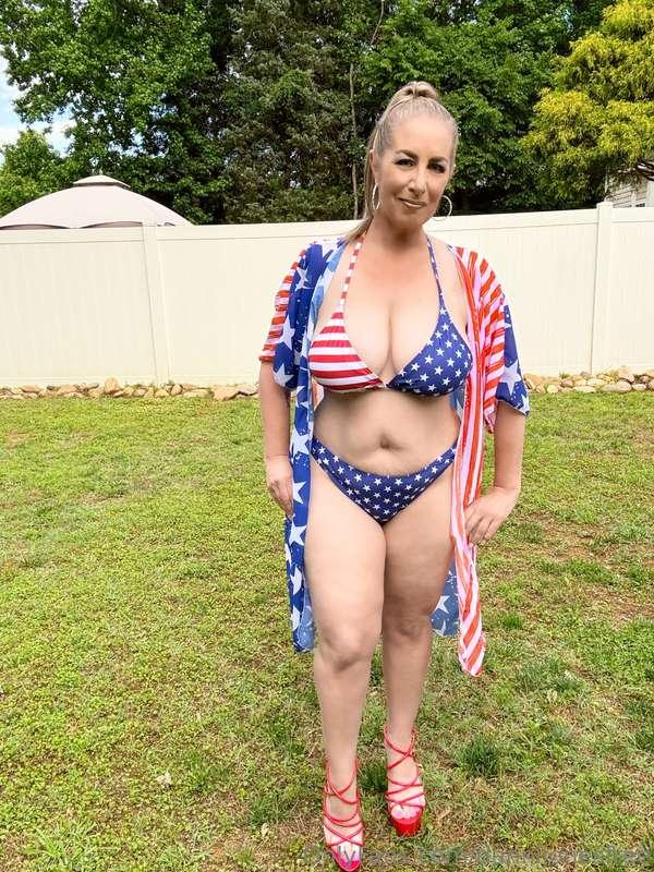 😝 Forget the barbecues, baby! 😝 This Naughty Mature Milf is ..