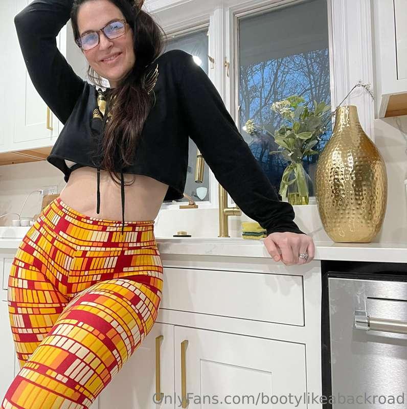 I’m your friend’s mom and I ask you to help me in the kitche..