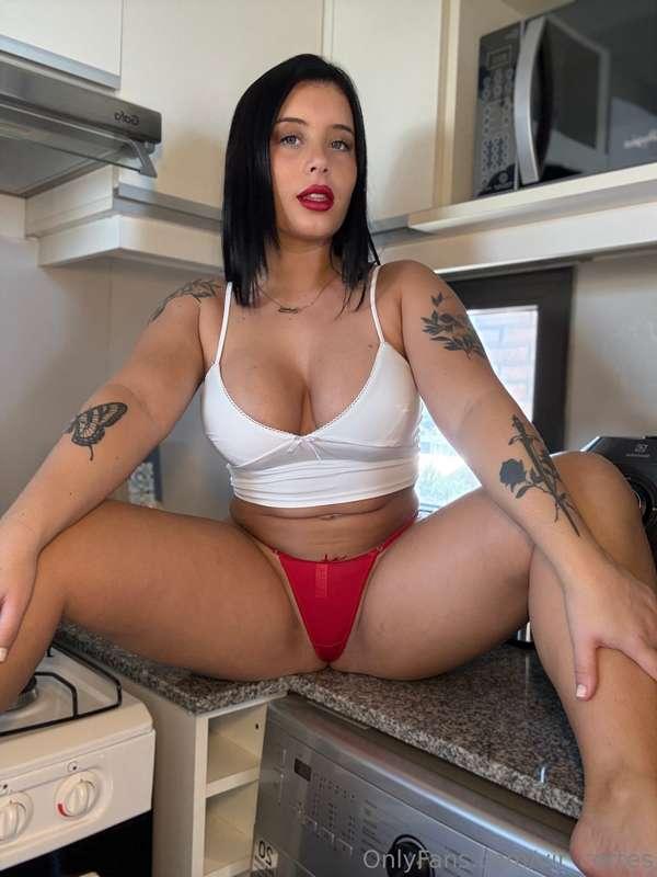 would you come to eat my pussy in the kitchen?🔥😏