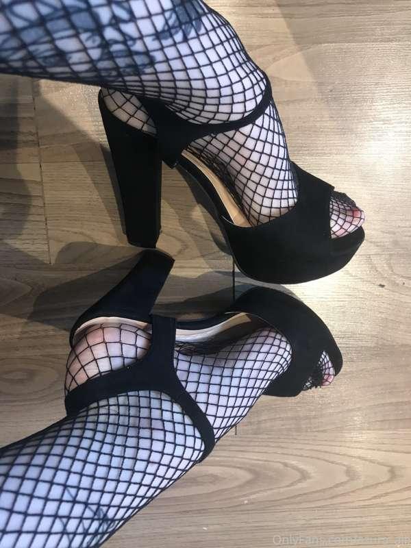 Who likes fishnets, heels and feet😈👌