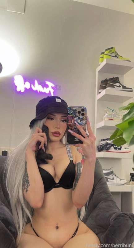 nuevo juguete 🥰 habrá que probarlo 🖤