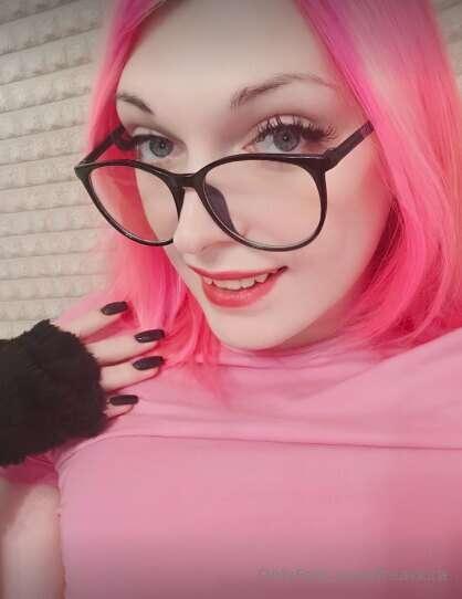A cute T-Girl @merlinsexy is ready to fulfill all your naugh..