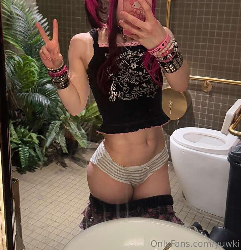went to a fancy restaurant n took lewds for u in the bathroo..