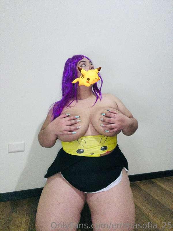 Play with my pokeballs😍