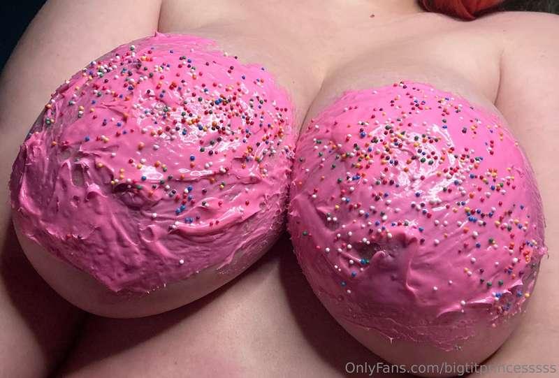 happy birthday to me 😜 want a lick?