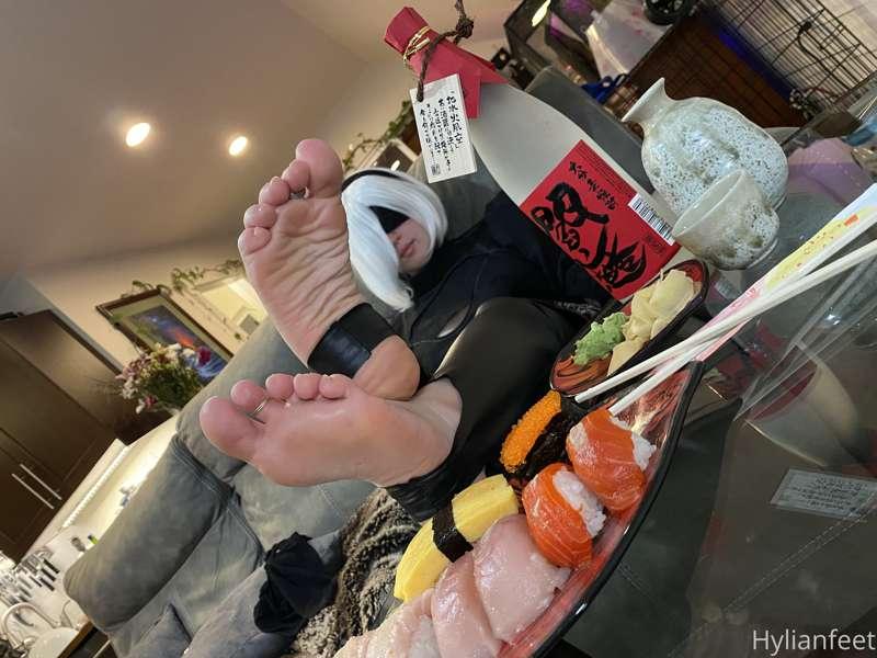 What looks tastier? The sushi, or my little raw feet? 🙄 

Al..