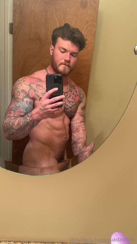 Who wants to give daddy a massage? 🥵 . Hope you are all havi..