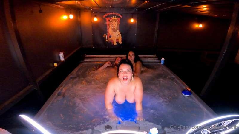 Hardcore hot tub threesome with Mandi May  and Queen Rogue