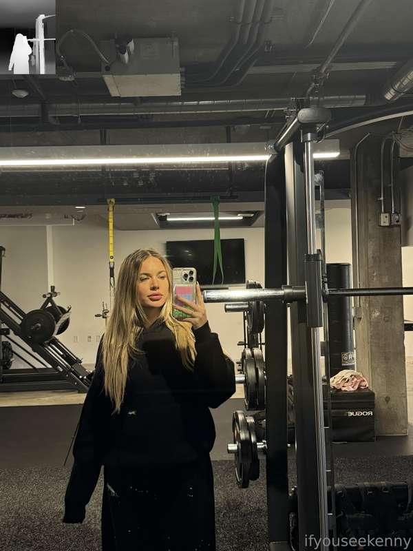 come to my dms to find out whats under the sweats 🥵😈
