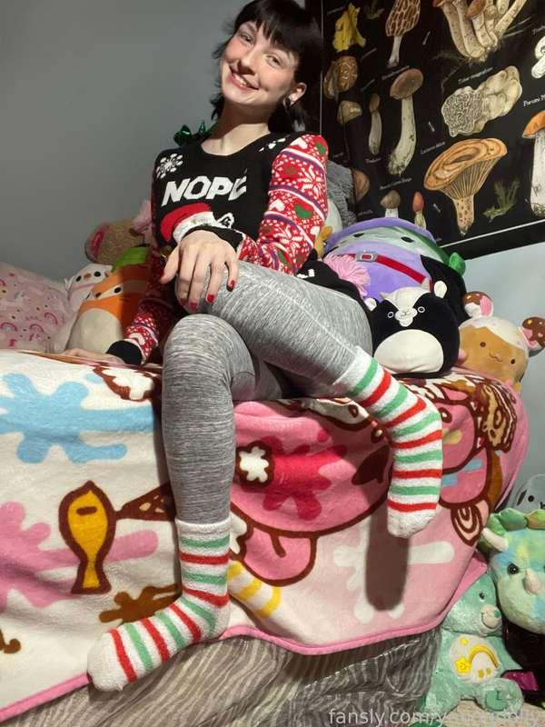 Cozy Christmas cutie!! I love getting festive, I wish you’d join me for some snuggles! 🥰
•
#young #alt #gamergirl #egirl #slutty #nerdy #petite #leggings 