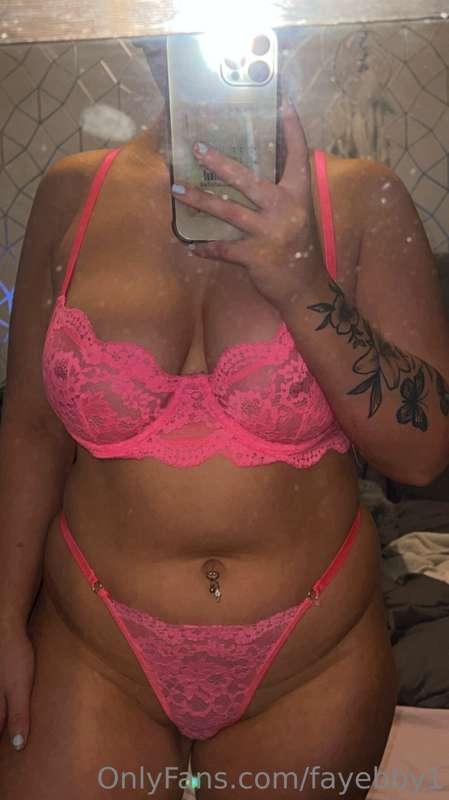 Dm me for some juicy content, customs available 😈