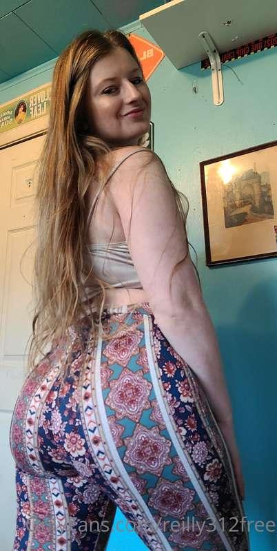 🍑🍑 too much booty in the pants 😚