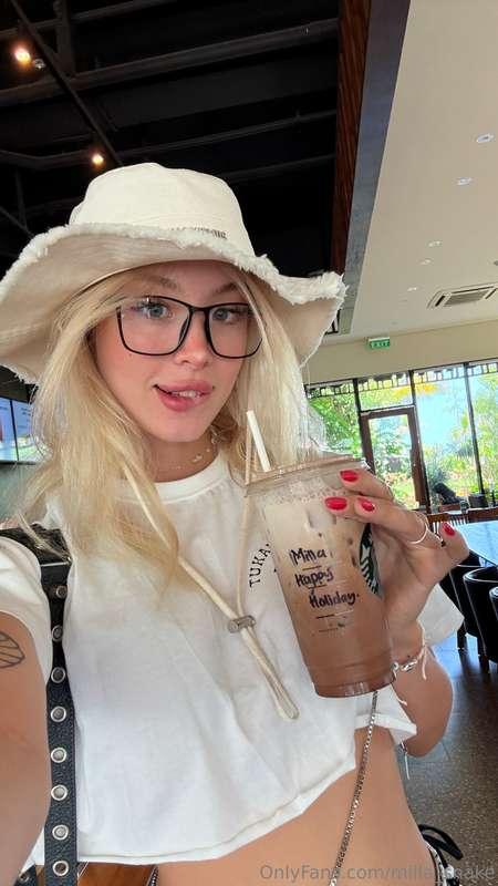 Travel mode: ON. 🤍 Big hat, messy hair, no makeup stress — j..