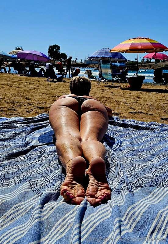 What would you do if you saw me at the beach? 🏖 say hi I hop..