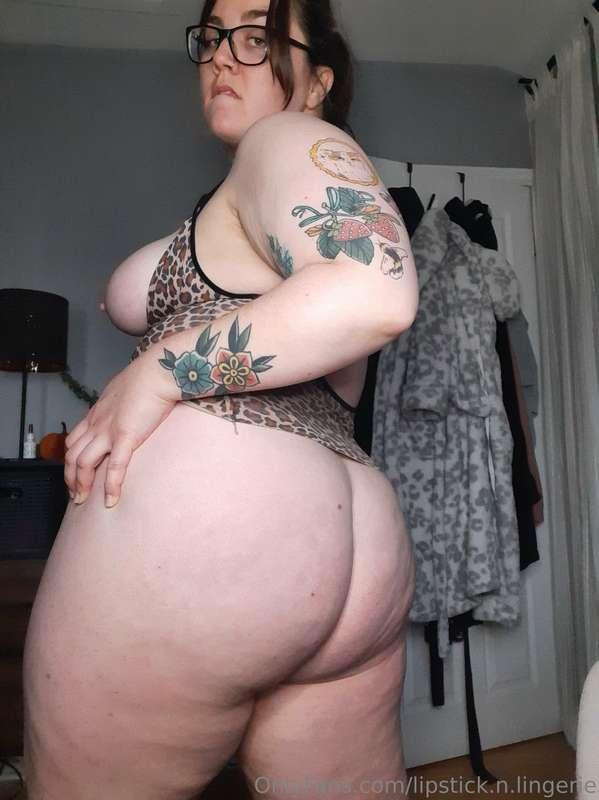 lipstick.n.lingerie image #1