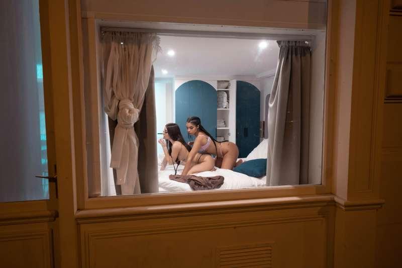 Peaking through my window 👀 are you into voyeurism?😈xx @rose..