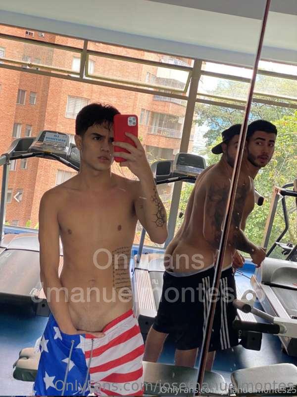 Mira cómo entrenamos en el gym 💪 con mi amigo 
El calor y su..