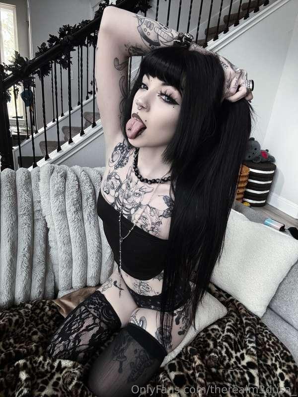 u need a goth girl in ur life <3