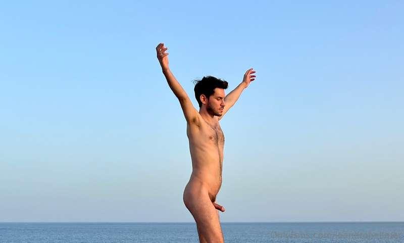 Feeling free and horny at the nude beach 🙌🏼