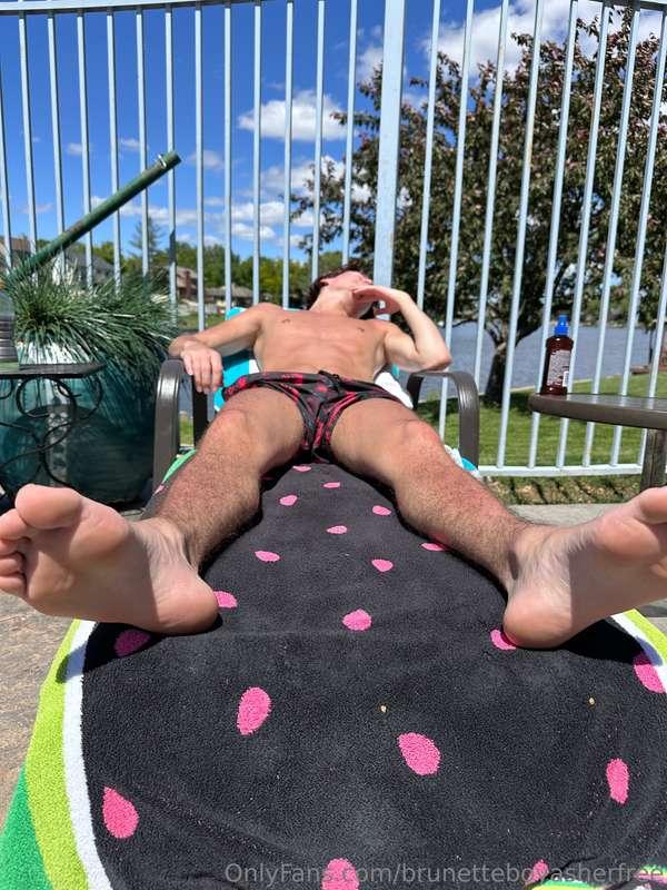 Tip if you wanna rub some oil on daddy at the pool 😈💦
