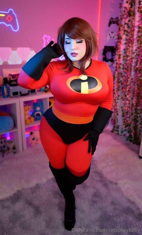 I'm so excited to show you my newest cosplay! Elastigirl is ..