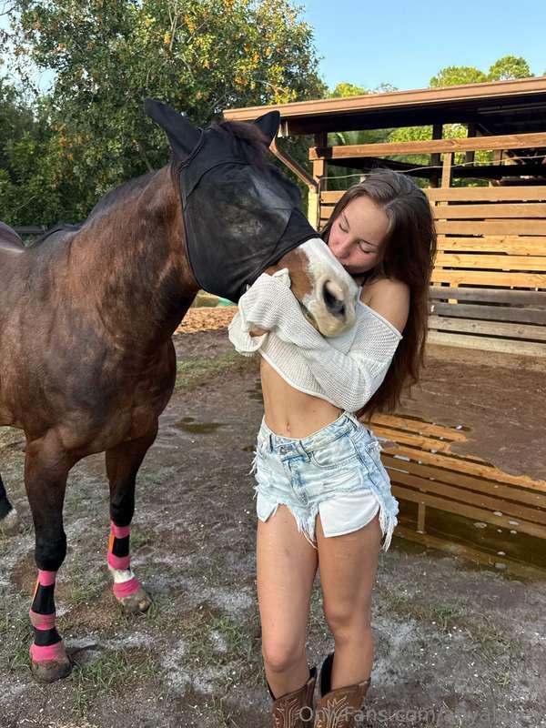 Hay there, handsome 🤠