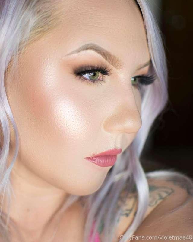 💋TGIF! Did you guys know before I was in nursing school, I w..