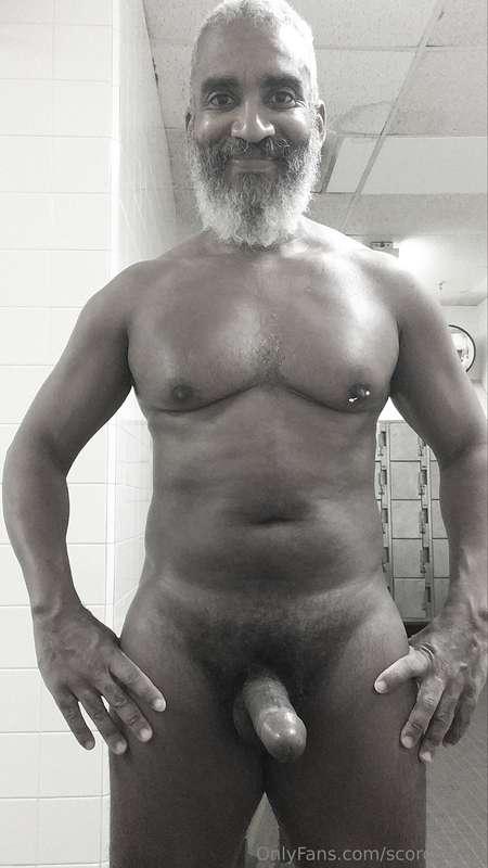 Monochrome Monday!  #beard #musculardaddy #gay #feet #gaycru..