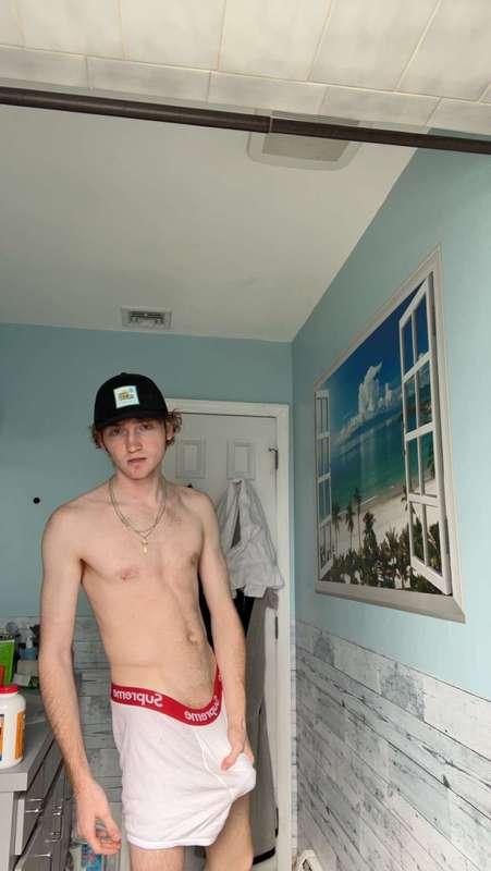 Who wants to cum take a shower with me? 🍆👀