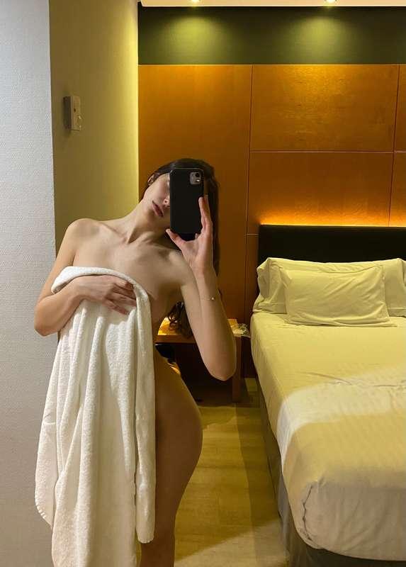 I got a new manicure and now my hands want to touch somethin..