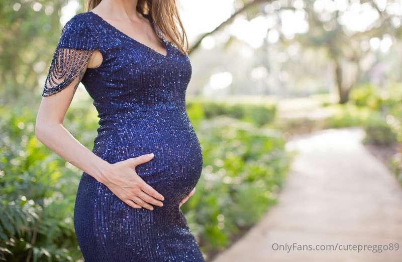 Push the heart button if you love petite pregnant girls! 💋