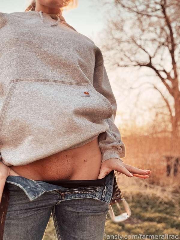 Can I wear your carhartt babe ? 
