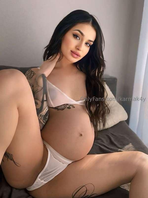@cami_diva loves to stretch her tight hole and moan sweetly🤤..