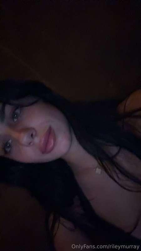 dont need a light to shine😘
