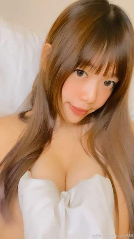 明天有新影片要上架唷 😆🥰 在家裡陪你尻尻😉💕 愛你喔～ Tomorrow I have new video for y..
