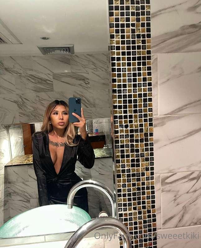 No bra while at the party 🤭😈