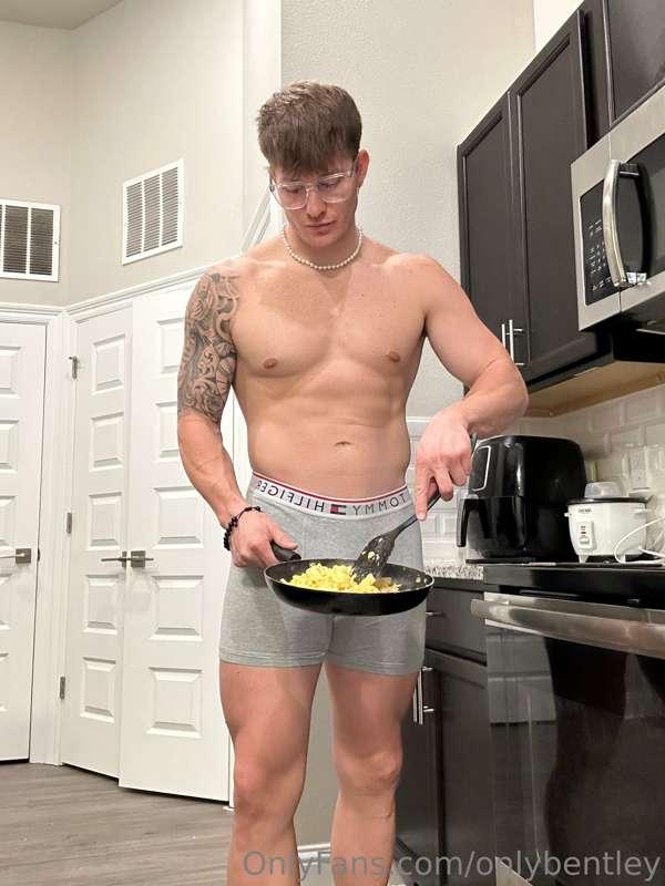 Sunday Funday! ☀️ Who's ready for breakfast in bed? 🍳