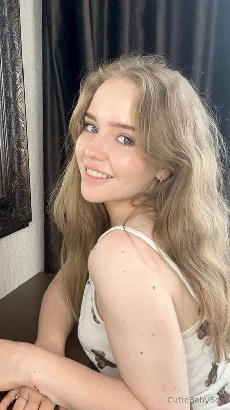 ## 😍@amelliaaa She’s a sweet innocent sex lover who just tur..