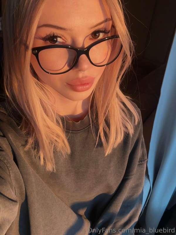 I hope you missed my Sunday selfies? 🤓 💋