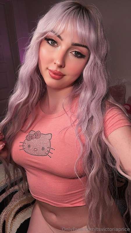 Peachy top, kitty cute… but don’t let the smile fool you 😈 D..