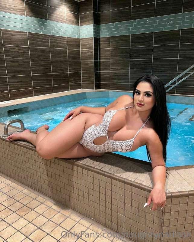 We have this jacuzzi all to ourselves... whats yer first mov..
