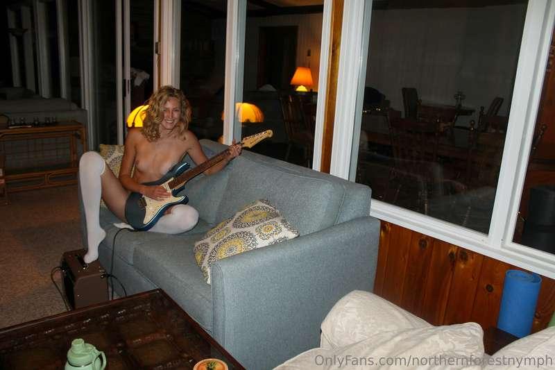 Straight vibin hard bc I love this guitar ;)