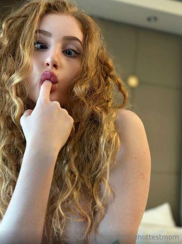 Incredible @alessia_redfox 💋 will make you shiver with excit..