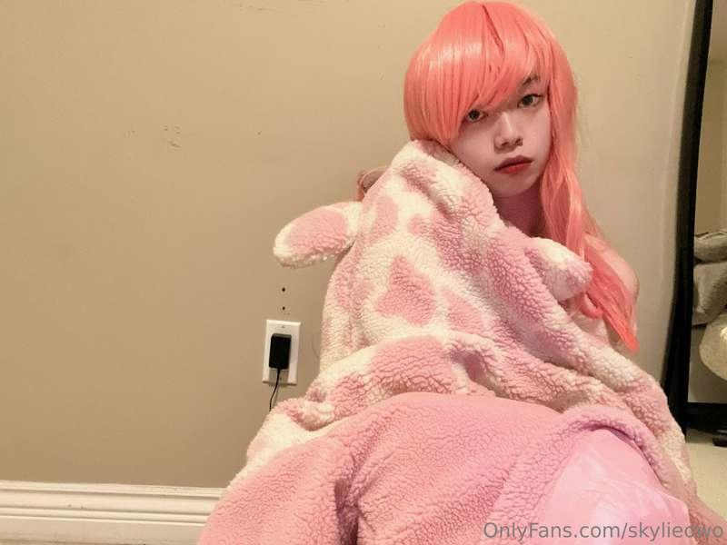 I dressed in all pink and made a strip tease for you <3 lmk ..