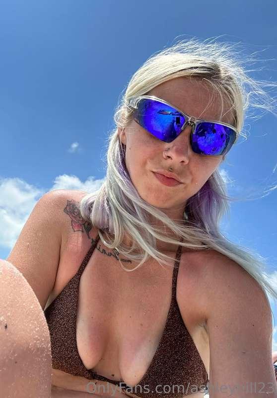 Beach pics 
Swipe ➡️