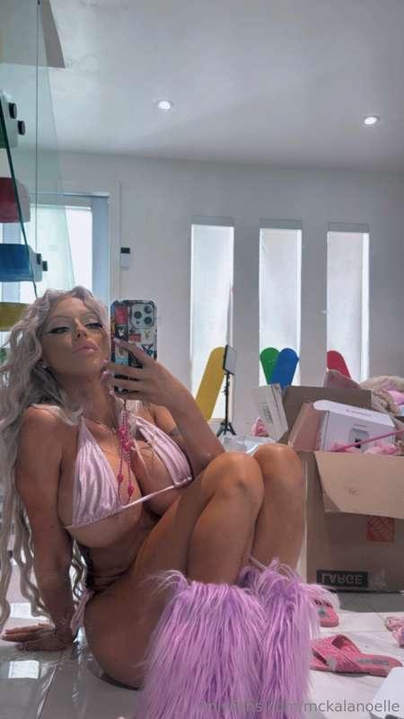 Sometimes I take pics just for the cleavage