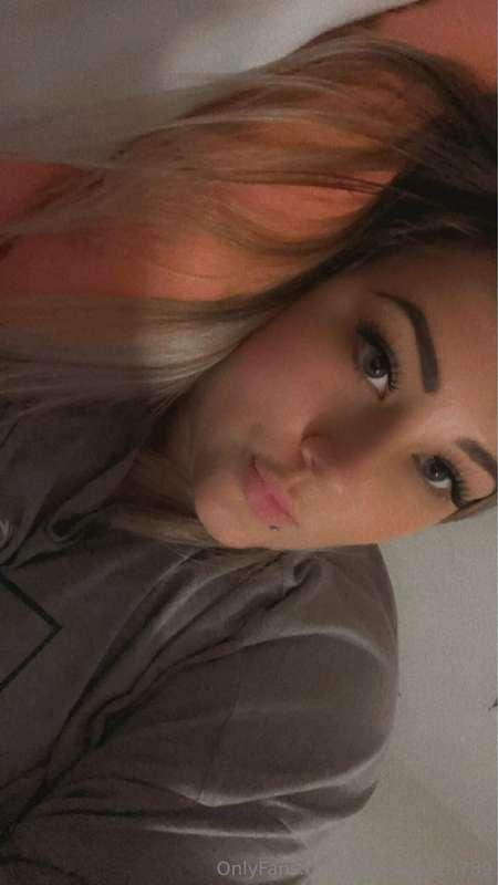 Message me it’s Friday 😉😘