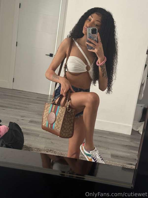 been out 🌴 heyy